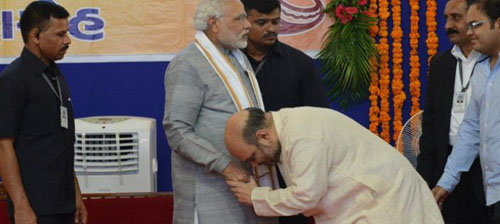 Amit Shah, the president of the ruling Bharatiya Janata Party, greets Prime Minister Narendra Modi. Modi has sought to centralize the party organization as well as the government in his own office. Photo Credit: AFP. Source: Scroll.in / http://scroll.in/article/707713/Full-text-Former-BJP-leaders-explosive-letter-tearing-into-Narendra-Modi-and-Amit-Shah